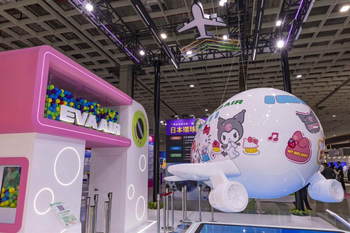 ▲長榮航空2025年 ITF台北國際旅展以「這個世界就是我的遊樂園」為主軸,搭配Y2K的繽紛色彩打造展場,還特別將Hello Kitty「閨蜜機」打造成空中飛翔的Q版巨型模型機,吸引全場目光!