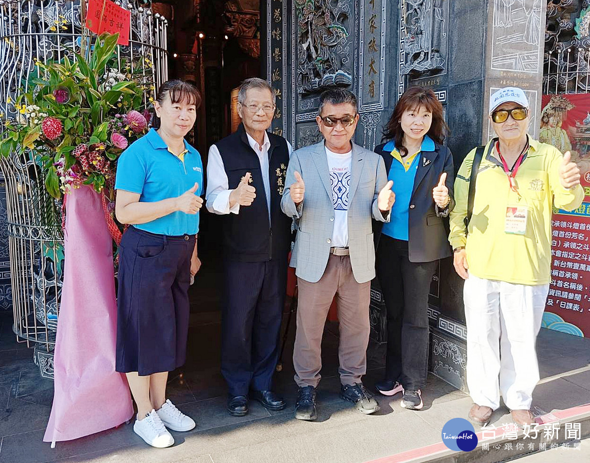 主委簡征潭(中)和楊雅真校長(右二)、監事李正宗(左二)及工作人員合影