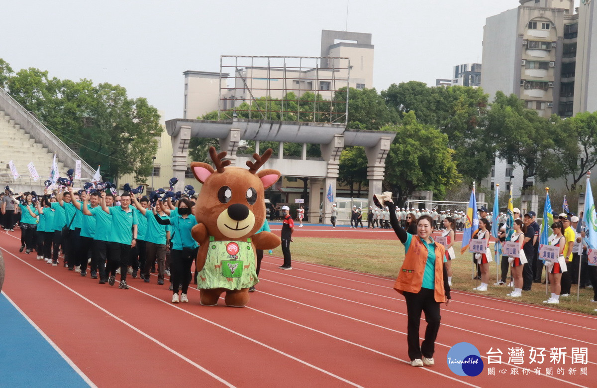 南投縣73屆縣運會開幕，鄉鎮市首長率運動員進場陣容堅強。（記者扶小萍攝）