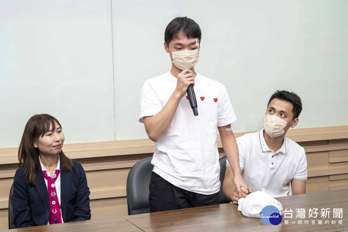顏同學感恩彰基醫護搶救生命，並感謝家人、校長與導師陪伴支持，讓他重獲希望與勇氣，迎接美好未來。圖／彰基醫院提供