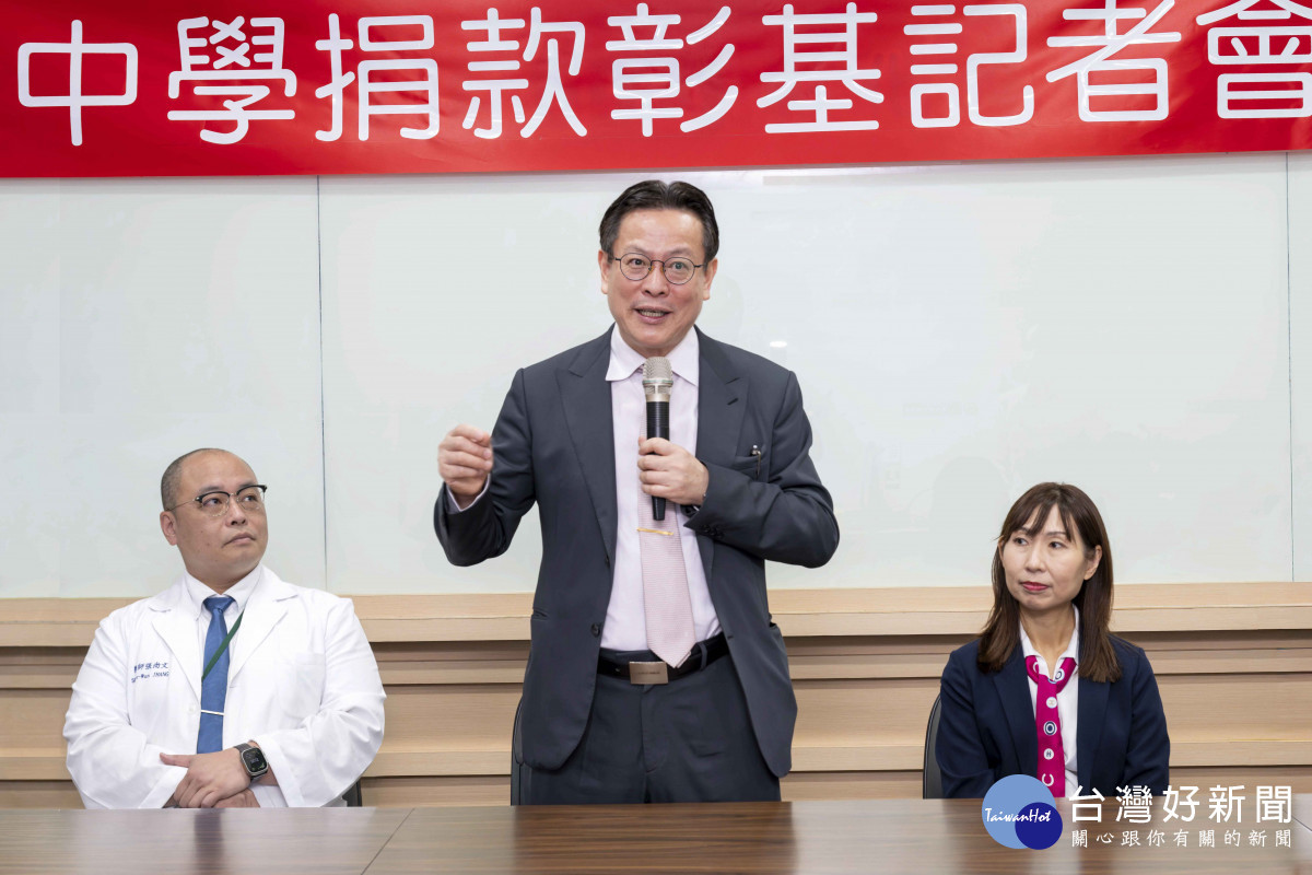 陳穆寬總院長表示，顏同學與家長為感謝醫護團隊救治，捐贈50萬元予彰基。院方再加碼150萬，共200萬捐給二林基督教醫院購買頂級偏鄉幼兒救護車，守護偏鄉兒童。圖／彰基醫院提供<br /><br /> <br /><br /> 