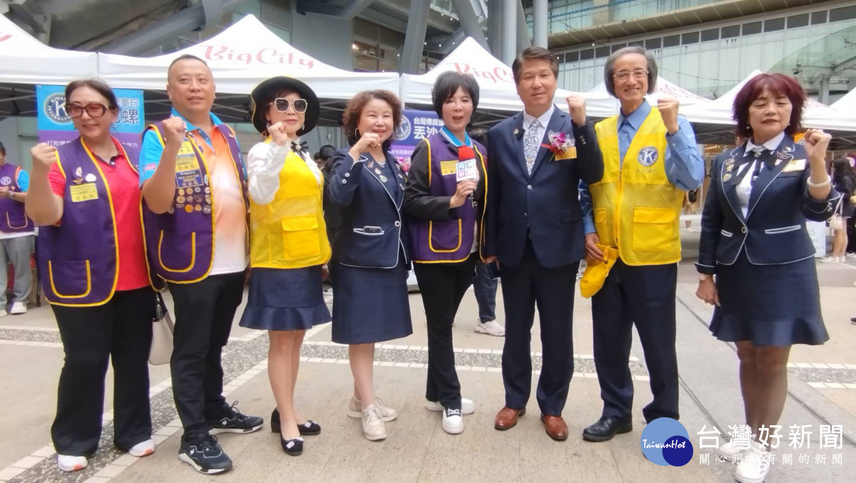 同濟會竹苗區盛大舉辦童玩體驗活動,區主席廖龍珍(右4)與台灣總會總會長馮輝文(右3)。