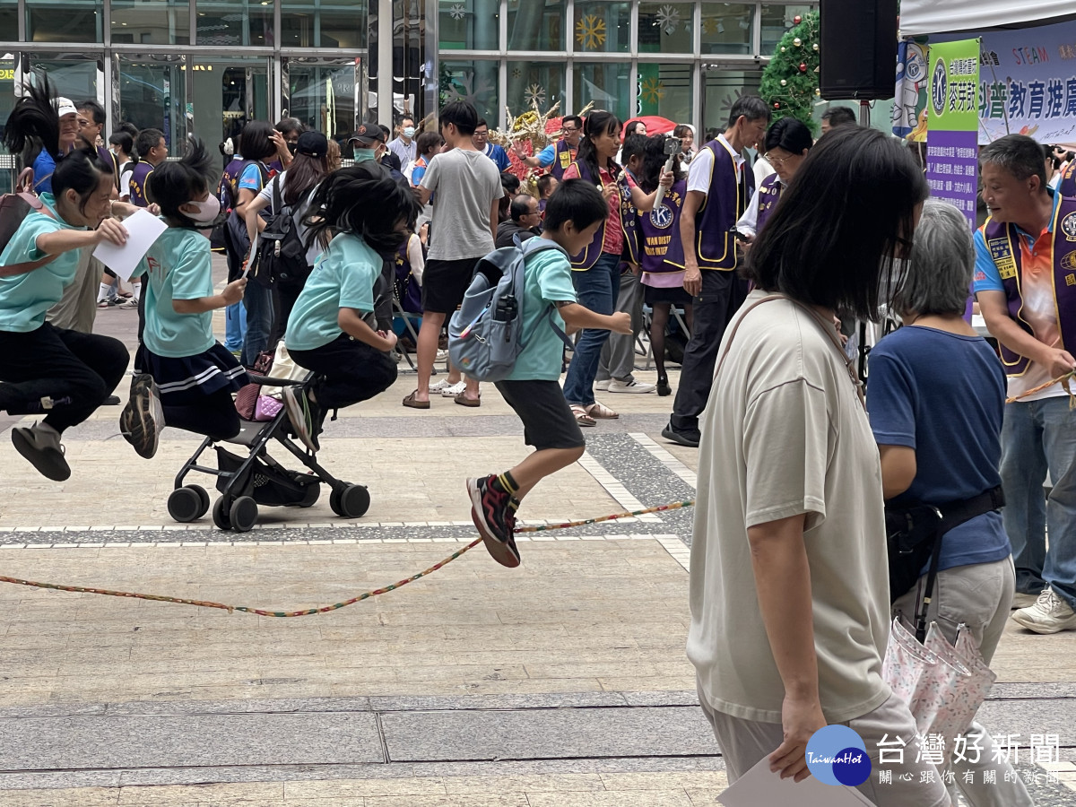 跳繩品項,大人小孩都愛玩。