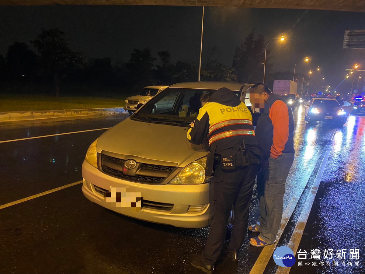 為維護行人通行安全,楊梅分局自11月份起執行「行人交通安全大執法」專案勤務。