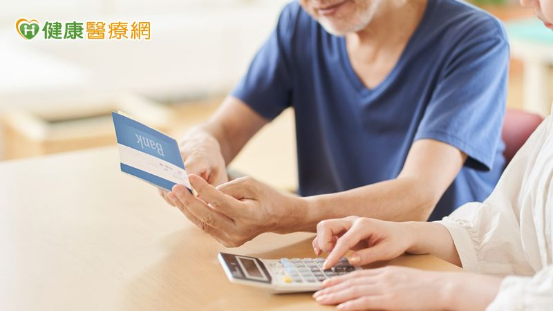 父母總是「捨不得花自己」?精神科醫示警:小心最後賠上健康