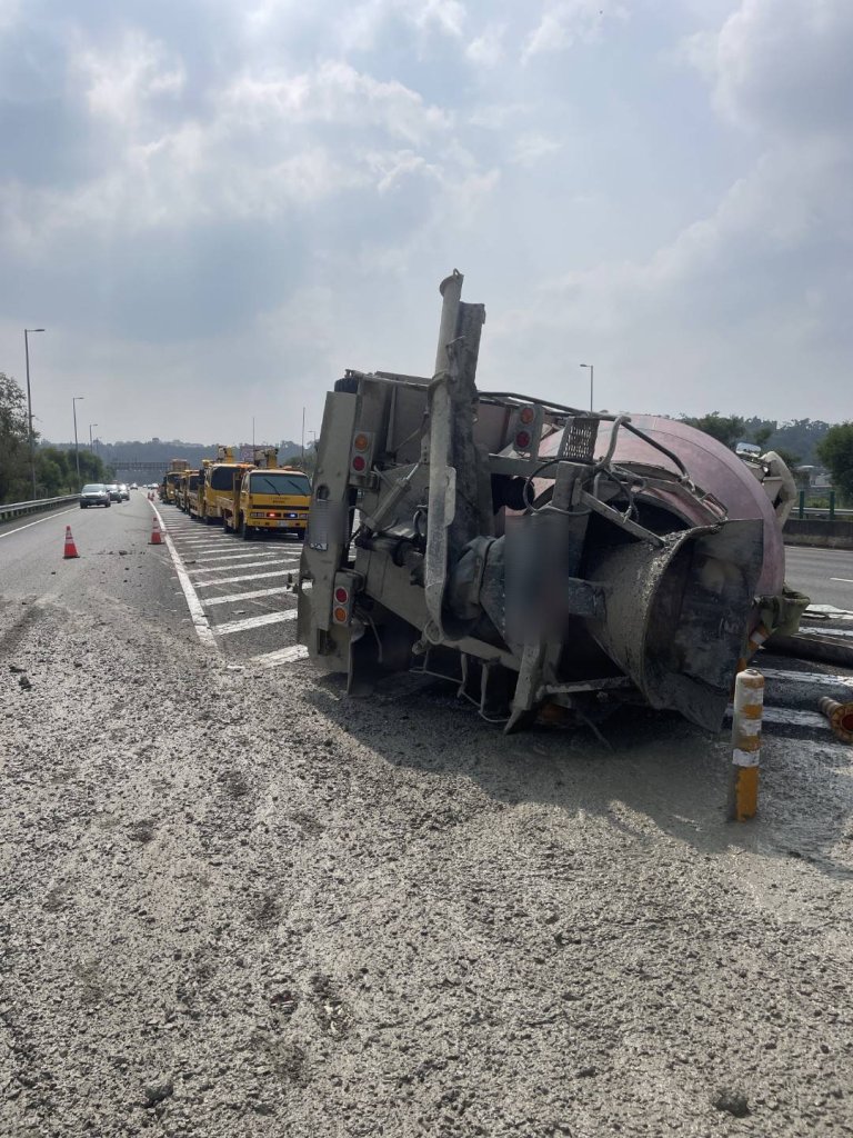 國道水泥車翻覆！　疑似機件故障釀禍