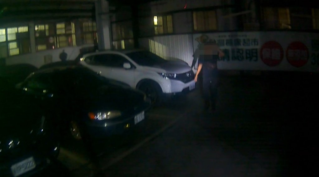 通緝犯跟警察玩躲貓貓!- 狂奔500公尺躲車底下還是被逮