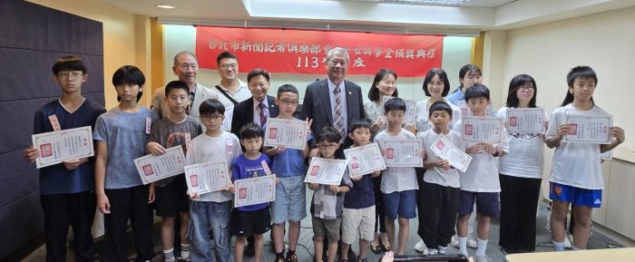 台北市新聞記者俱樂部頒發會員子女獎學金 51 《圖說》台北市新聞記者俱樂部一一三學年度會員子女獎學金頒獎典禮合影,後排中為主任委員董益慶。〈台北市新聞記者俱樂部提供〉