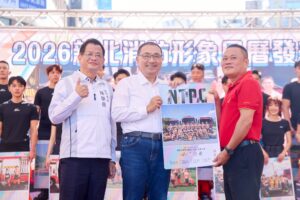 「2026新北消防形象月曆」正式發表 侯友宜邀大家做公益、挺消防 30 %E6%96%B0%E5%8C%97%E5%B8%82%E9%95%B7%E4%BE%AF%E5%8F%8B%E5%AE%9C%E5%87%BA%E5%B8%AD%E6%B6%88%E9%98%B2%E5%BD%A2%E8%B1%A1%E6%9C%88%E6%9B%86%E7%99%BC%E8%A1%A8%E6%9C%83%E7%82%BA%E6%9C%88%E6%9B%86%E5%AE%A3%E5%82%B3 1 300x200 1