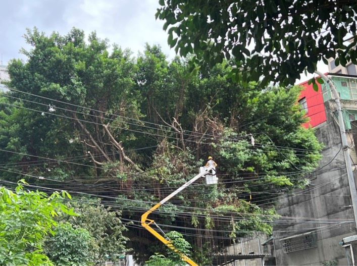 防範〈鳳凰〉撲台 台電台北西區、南區、北北區處總動員 48 《圖說》台電台北南區營業處區各項設備檢點及巡視供電線路等作為。〈北南區處提供〉