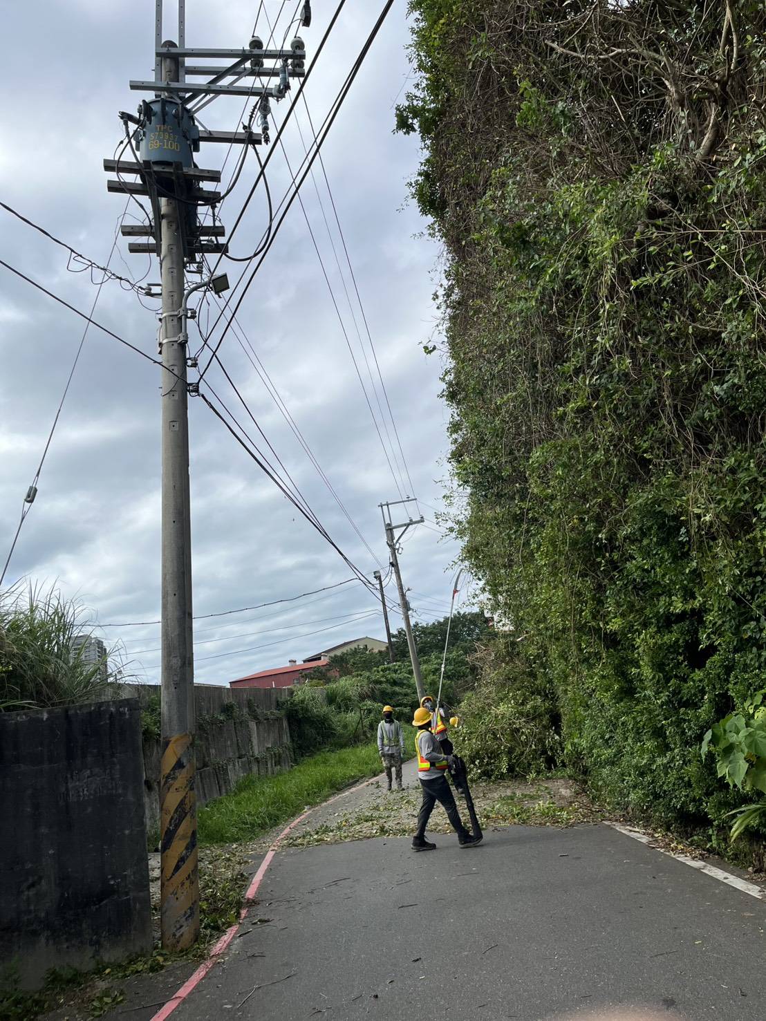 防範〈鳳凰〉撲台 台電台北西區、南區、北北區處總動員 51 《圖說》台電台北北區營業處區各項設備檢點及巡視供電線路等作為。〈北南區處提供〉