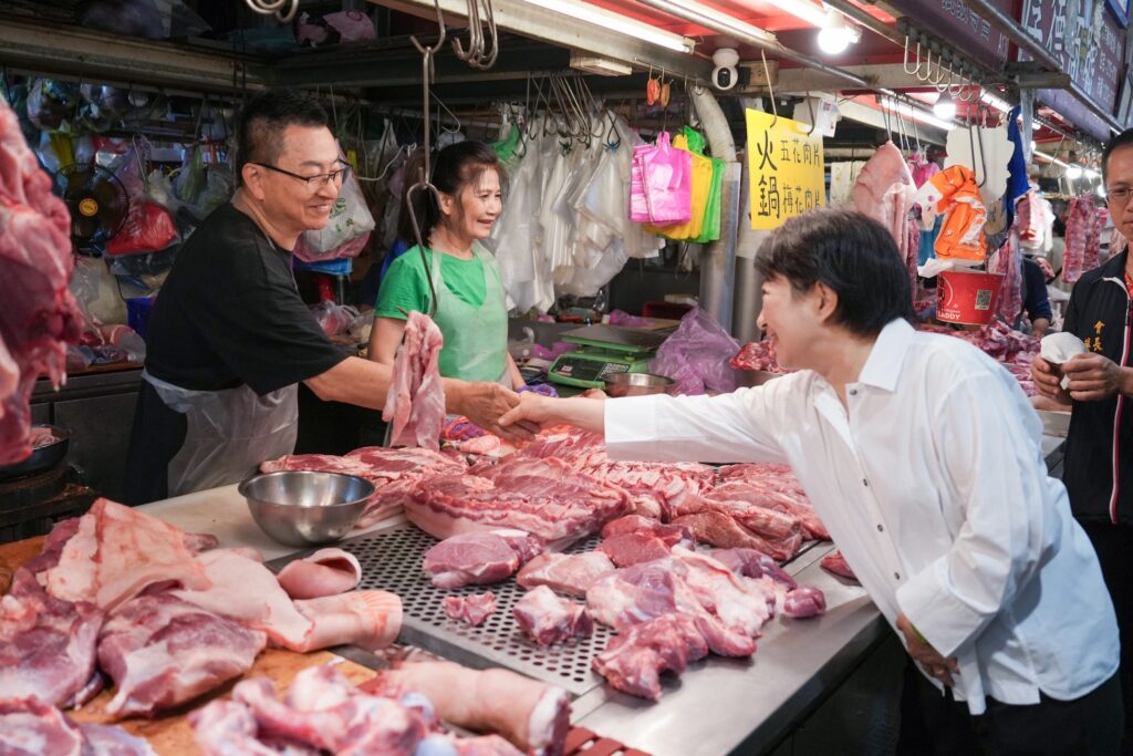 豬肉攤開市 盧秀燕赴市場關心豬肉供需、價量情形 33 %E7%9B%A7%E5%B8%82%E9%95%B7%E8%88%87%E6%94%A4%E5%95%86%E5%AF%92%E6%9A%84%E6%89%93%E6%B0%A31