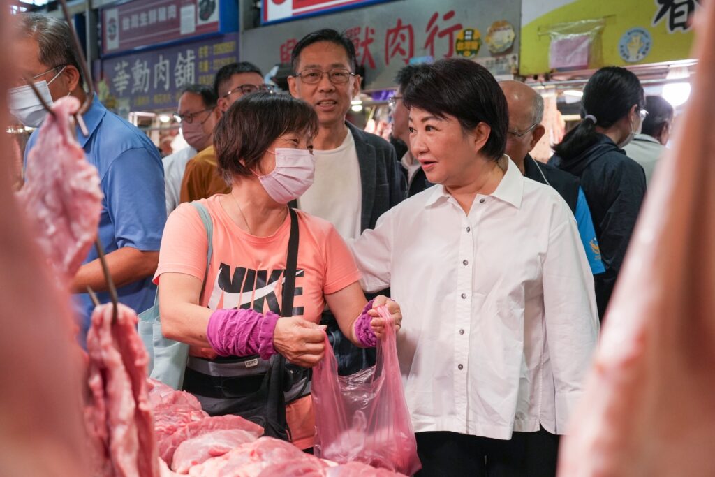 豬肉攤開市 盧秀燕赴市場關心豬肉供需、價量情形 34 %E7%9B%A7%E5%B8%82%E9%95%B7%E8%88%87%E6%B0%91%E7%9C%BE%E4%BA%92%E5%8B%95