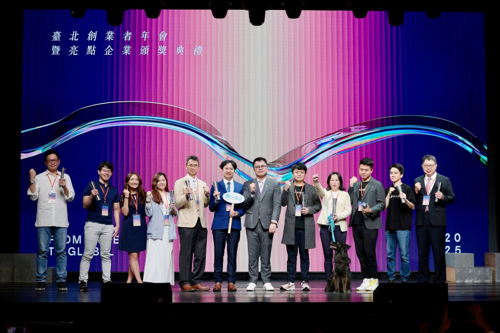 2025 臺北市亮點企業揭曉 展現產業多元樣貌 34 02%E8%87%BA%E5%8C%97%E5%B8%82%E7%94%A2%E6%A5%AD%E5%B1%80%E9%99%B3%E4%BF%8A%E5%AE%89%E5%B1%80%E9%95%B7%E8%88%87 2025%E8%87%BA%E5%8C%97%E5%B8%82%E4%BA%AE%E9%BB%9E%E4%BC%81%E6%A5%AD%E4%BA%AE%E9%BB%9E%E7%8D%8E%E8%88%87%E7%89%B9%E5%88%A5%E7%8D%8E%E5%BE%97%E4%B8%BB%E5%90%88%E5%BD%B1