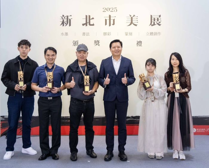 傳統與創新交融 新北市美展導入語音導覽與App互動 29 《圖說》「一般組」水墨、書法、篆刻、膠彩及立體創作第一名得獎者合影。《圖說》
