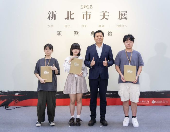 傳統與創新交融 新北市美展導入語音導覽與App互動 30 《圖說》「青春組」水墨類前三名得獎者合影。《圖說》