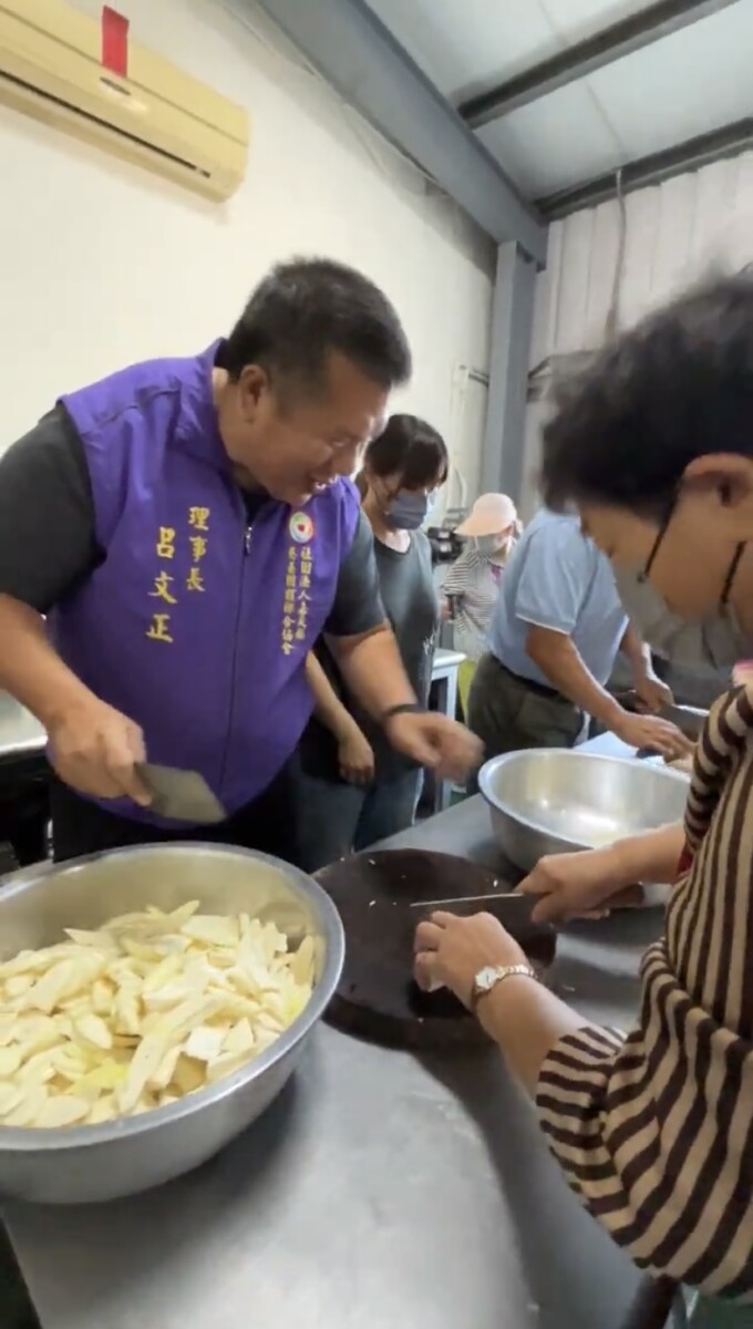 嘉義縣慈善團體聯合協會呂文正理事長關懷六腳鄉在地長者,舉辦「愛心義煮關懷長輩」活動,超過百位社區長輩齊聚共餐,氣氛溫馨熱鬧。(圖/嘉義縣慈善團體聯合協會提供)