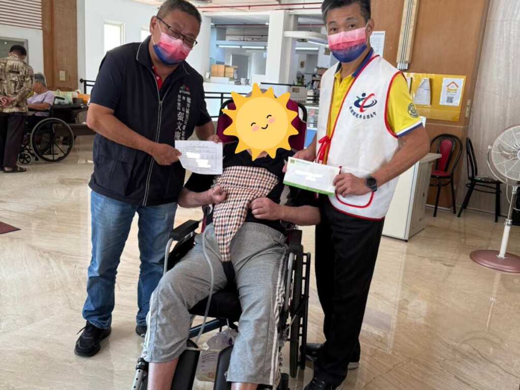 ▲立冬送暖，救國團臺中市團委會發放愛心急難扶助基金傳遞社會溫情。