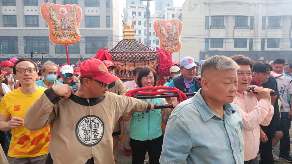 ▲繼白沙屯媽祖於今年5月駐駕田中鎮公所賜福後,時隔半年,大甲鎮瀾宮媽祖今日在遶境行程中由田中鎮長蕭淑芬恭迎接駕,隨後駐駕田中鎮公所賜福鎮民。(記者林明佑翻攝)