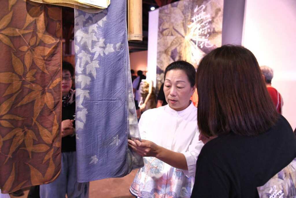 ▲縣長徐榛蔚今日下午出席《舞葉花》植物印染師生聯展,感受花葉印染的藝術饗宴。