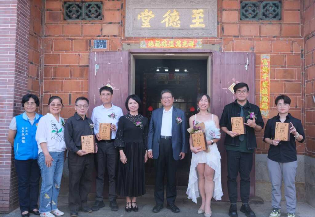 ▲新竹縣長楊文科與五位首獎得獎者合影。