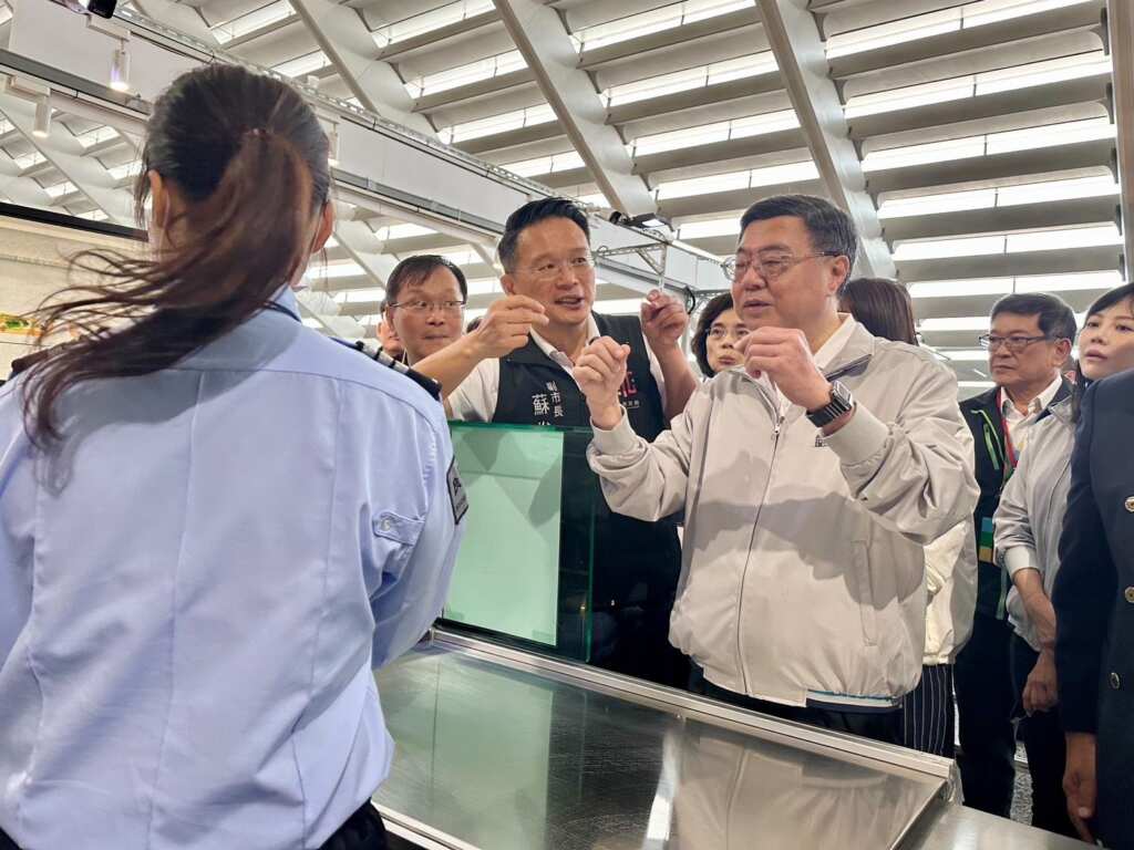 ▲桃園市副市長蘇俊賓與行政院卓院長視察入境旅客防疫措施。