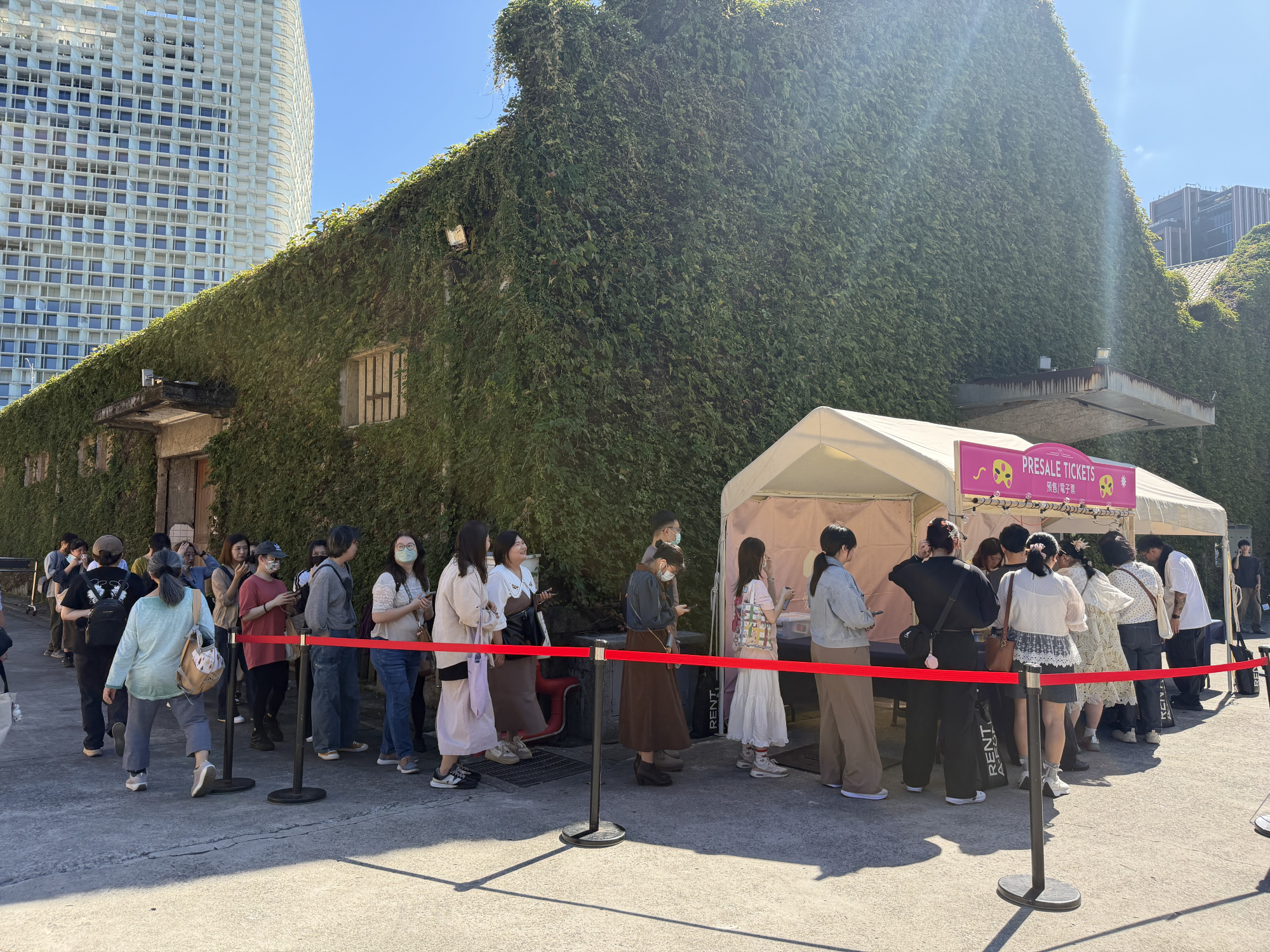 手作控都來看展，滿滿排隊人潮等著進場。圖/愛手創提供