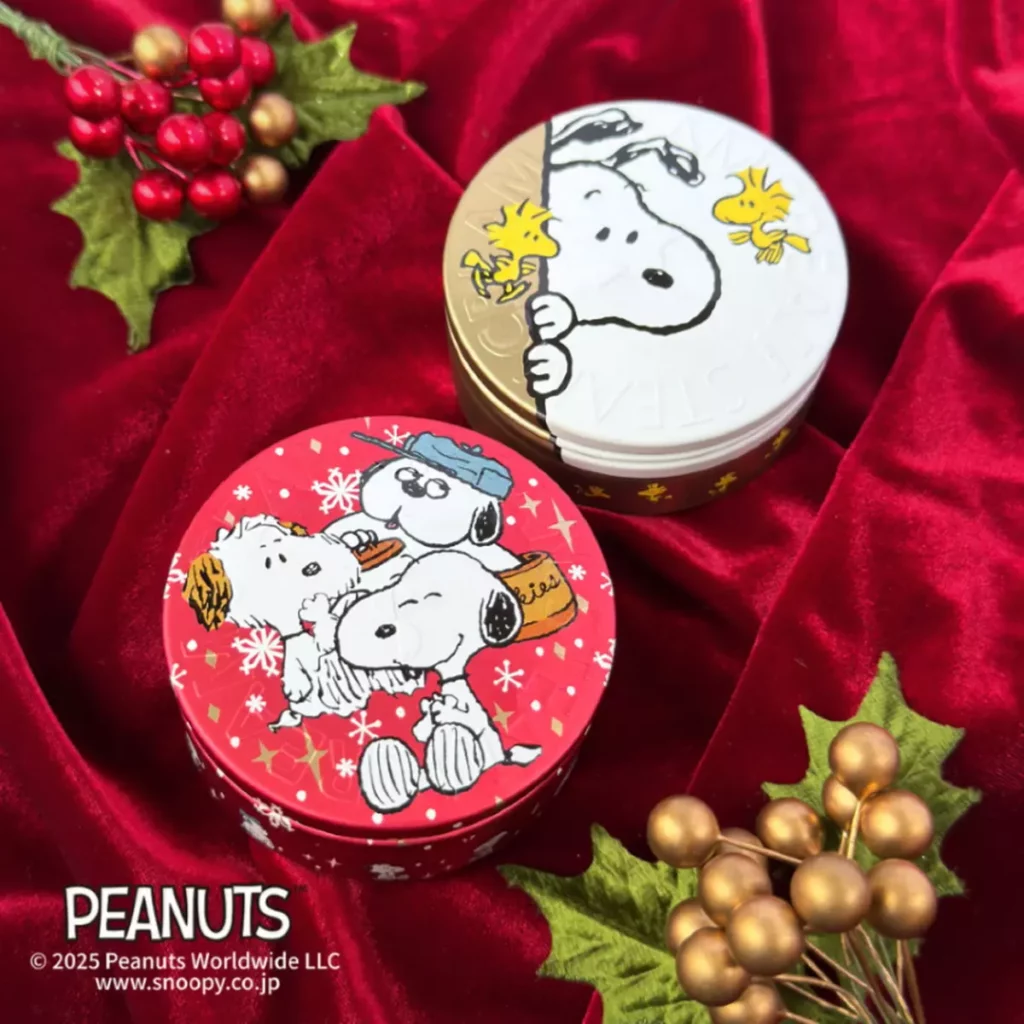 日本STEAMCREAM蒸汽乳霜迎接送禮旺季，攜手史努比推出聯名限定新品，圖左「史努比兄弟 安迪與歐拉夫」三人首度在蒸汽乳霜登場，圖右為「史努比與糊塗塌客 偷看一下」，喜愛史努比粉絲不可錯過的聖誕節交換禮物與保養獻禮。(每罐75g，售價640元)