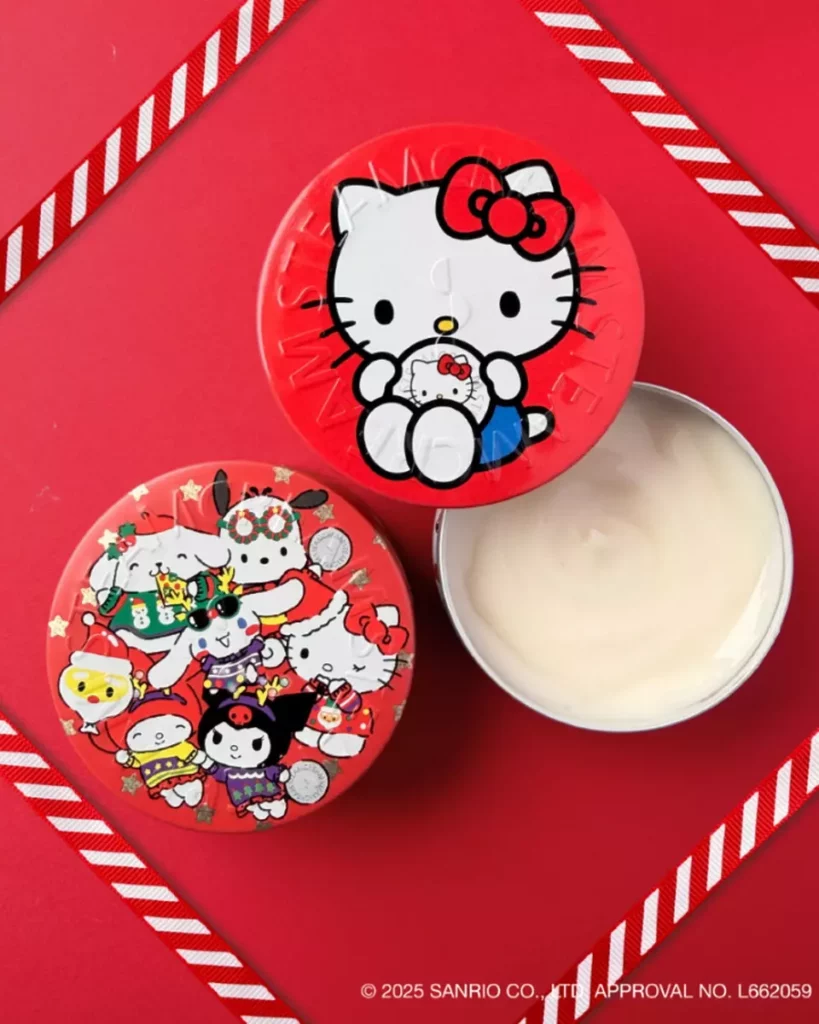 _日本STEAMCREAM蒸汽乳霜迎接送禮旺季，攜手三麗鷗推出聯名限定新品，三麗鷗家族的HELLO KITTY、酷洛米、大耳狗喜拿、布丁狗、帕恰狗等可愛角色紛紛變裝聖誕裝扮，開起聖誕禮物派對，粉絲每年最期待的保養獻禮。圖左「STEAMCREAM蒸汽乳霜 三麗鷗聖誕禮物派對」，圖右為「STEAMCREAM蒸汽乳霜 HELLO KITTY 愛保養」(每罐75g，售價640元) 
