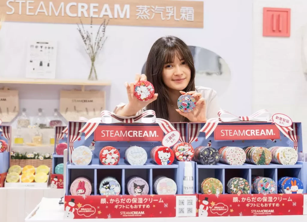 日本STEAMCREAM蒸汽乳霜迎接送禮旺季，推出聖誕限定系列，並攜手史努比與三麗鷗家族推出聯名限定新品，今於「2025 Pinkoi Design Fest in Taipei 瘋設祭」亮相登場。