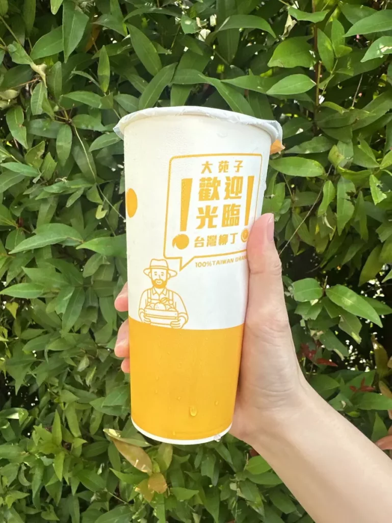 大苑子經典國民飲品「台灣鮮搾柳丁綠」全台門市同步回歸,推出「喝台灣鮮搾柳丁綠・幸運月月抽」活動,首波10月抽獎結果已於11月5日正式公布。(圖片提供/大苑子)