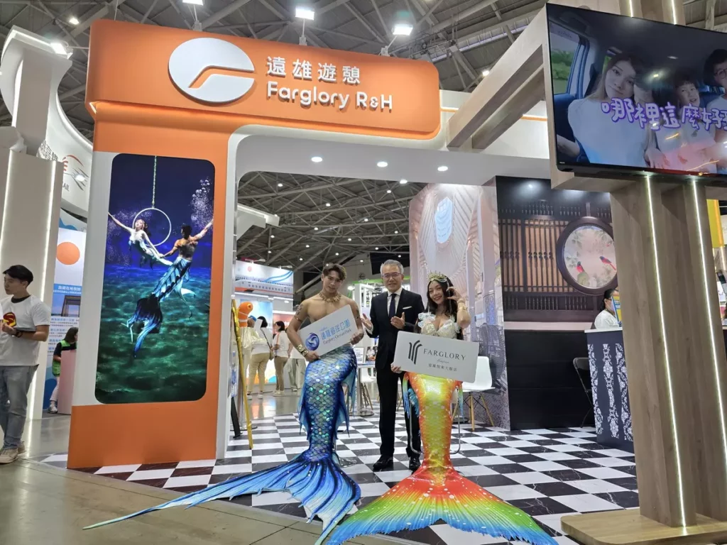 遠雄遊憩休閒事業董事長武祥生力邀民眾到遠雄遊憩攤位搶購旅展限定優惠商品