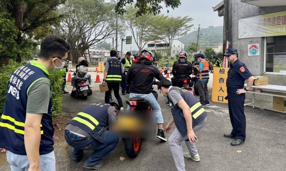 ▲圖說:本次「監、警、環」聯合稽查共取締改裝車輛19件、無照駕駛2件,通報改裝排氣管噪音車1件,展現警方強力執法決心 (圖/台南市政府 提供)