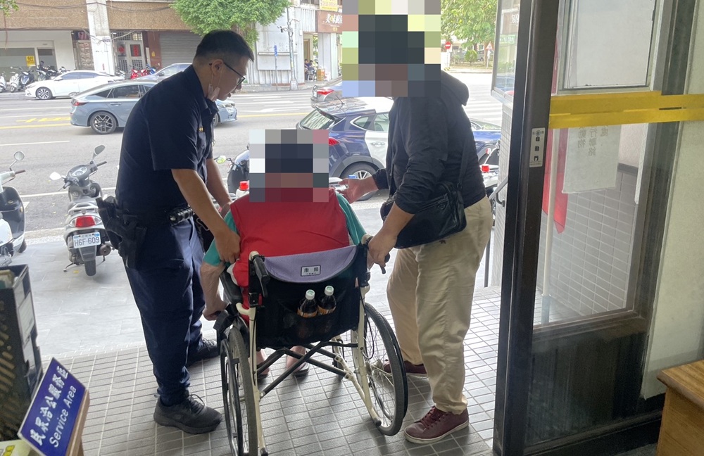 ▲圖說:8旬謝姓老翁獨自搭計程車外出「尋妻」卻迷路街頭,員警將其接至派出所休息,並連絡上兒子前來帶回 (圖/台中市政府 提供)