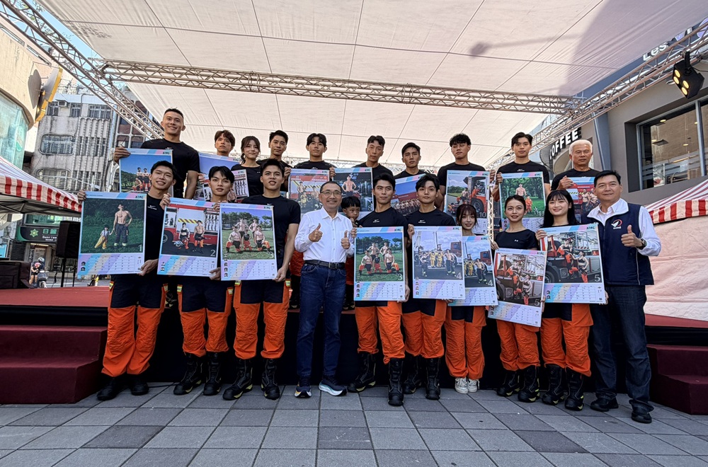 聯手萌娃出擊做公益 新北消防猛男月曆開放預購 220 cnews204251108a01