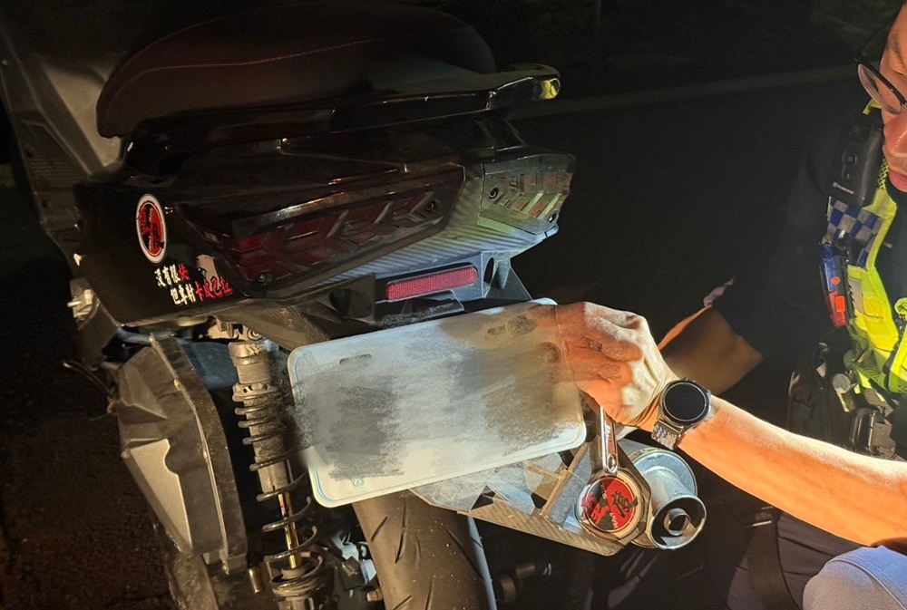 AI巡防查獲偽造車牌 機車騎士大嘆再幾天就能領牌了 216 cnews204251108a04