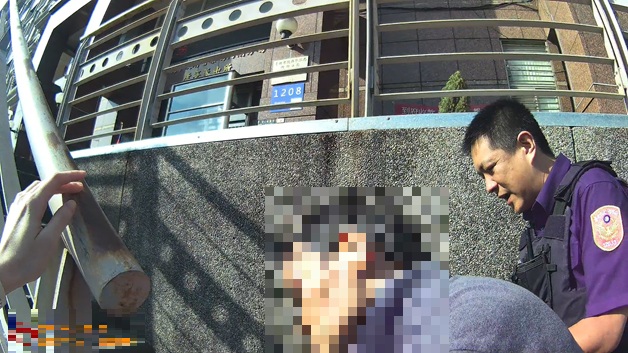 員警攙扶老婦到所內休息。(圖/記者薛秀蓮 翻攝)