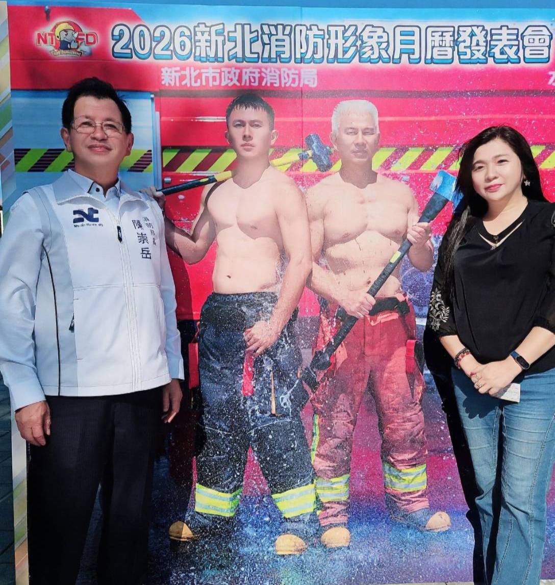 捐贈兩部救護車的陳香桂小姐(圖右)親臨現場,共同支持公益。(圖/記者 趙靜姸翻攝)