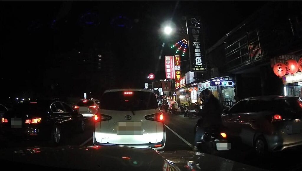 陳姓女子騎乘機車停等紅燈時,疑似飛旋踏板彈出不慎擦撞前方車輛後離去。(圖/記者林家嘉翻攝)