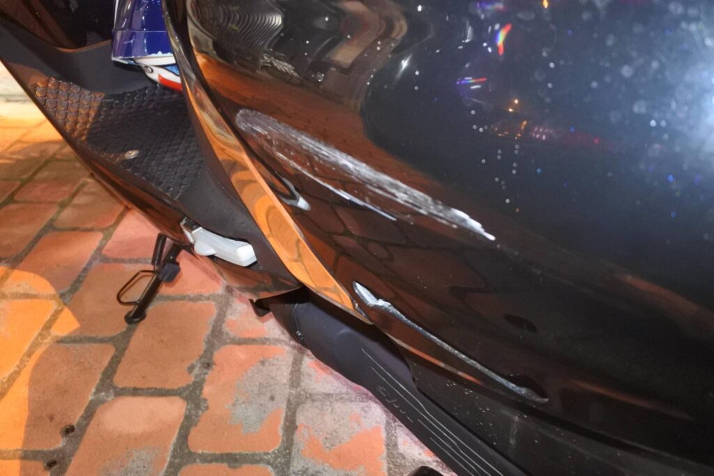 警方檢視陳女機車外殼,發現上有明顯白色刮痕,成為肇事關鍵證據。(圖/記者林家嘉翻攝)