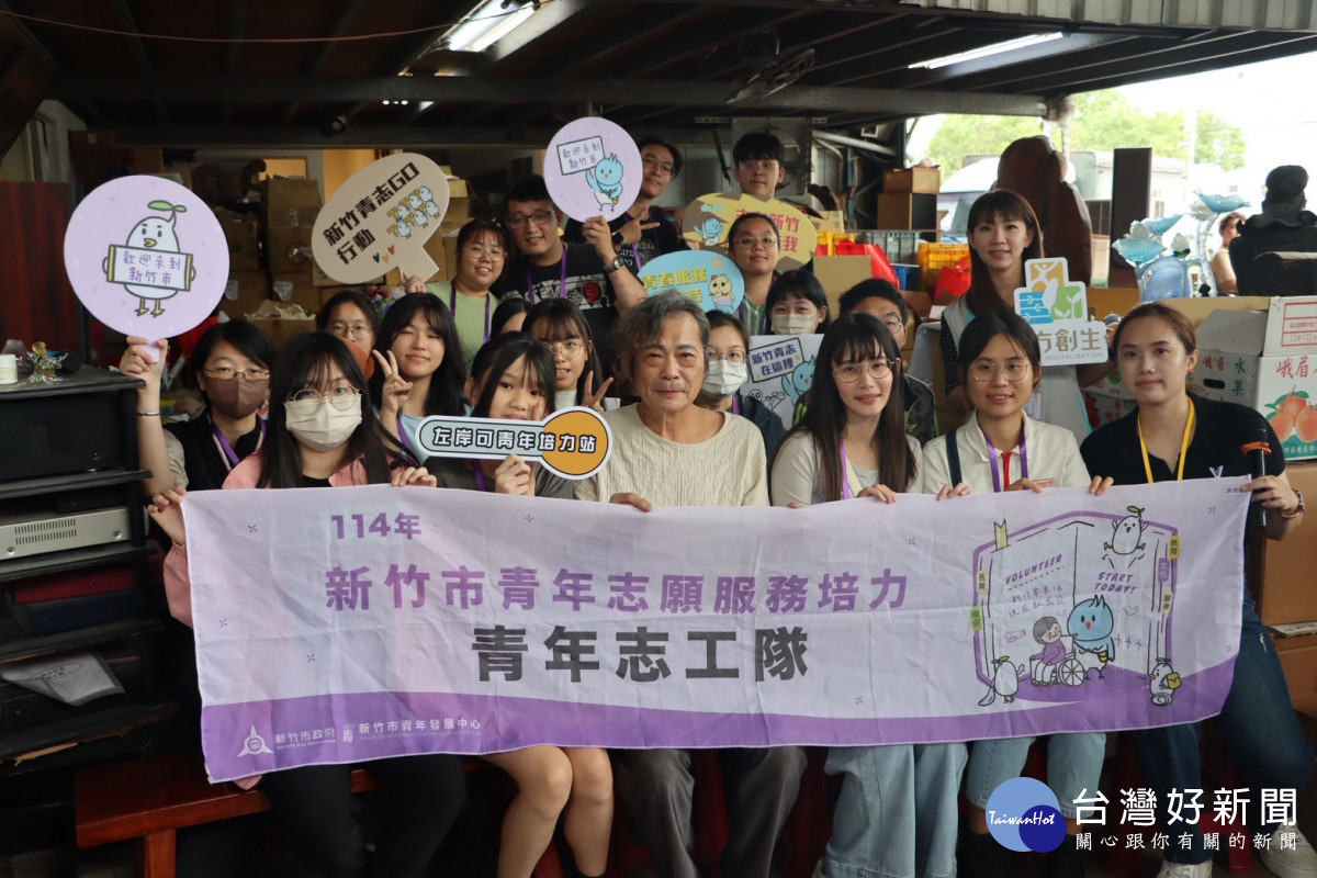 志工培訓陳信如講師與青年志工大合照 圖說2:香山玻璃工藝傳承體驗-林旻慶講師介紹玻璃燒製過程 圖說3:香山玻璃工藝傳承體驗-林瑤農老師與青年志工。