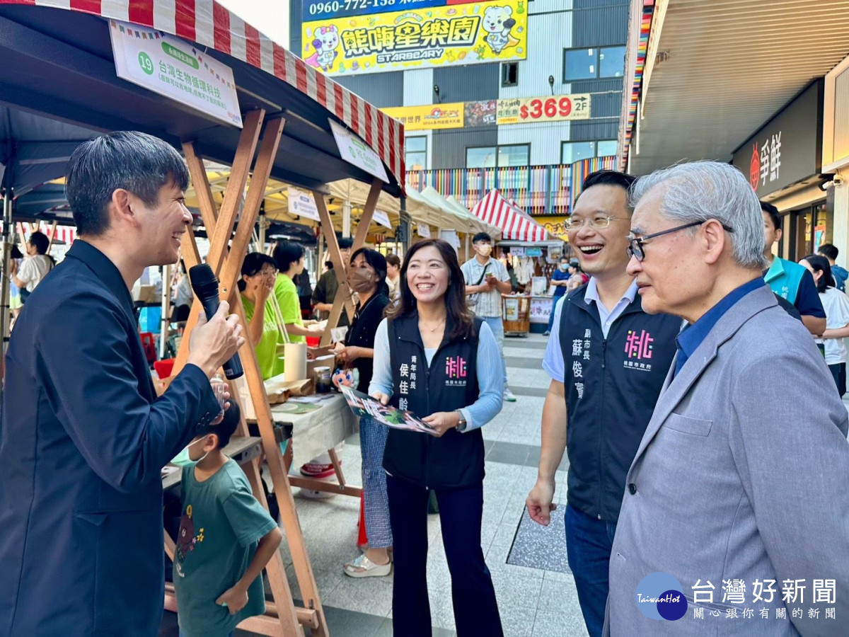 蘇副市長與貴賓參觀主題市集。