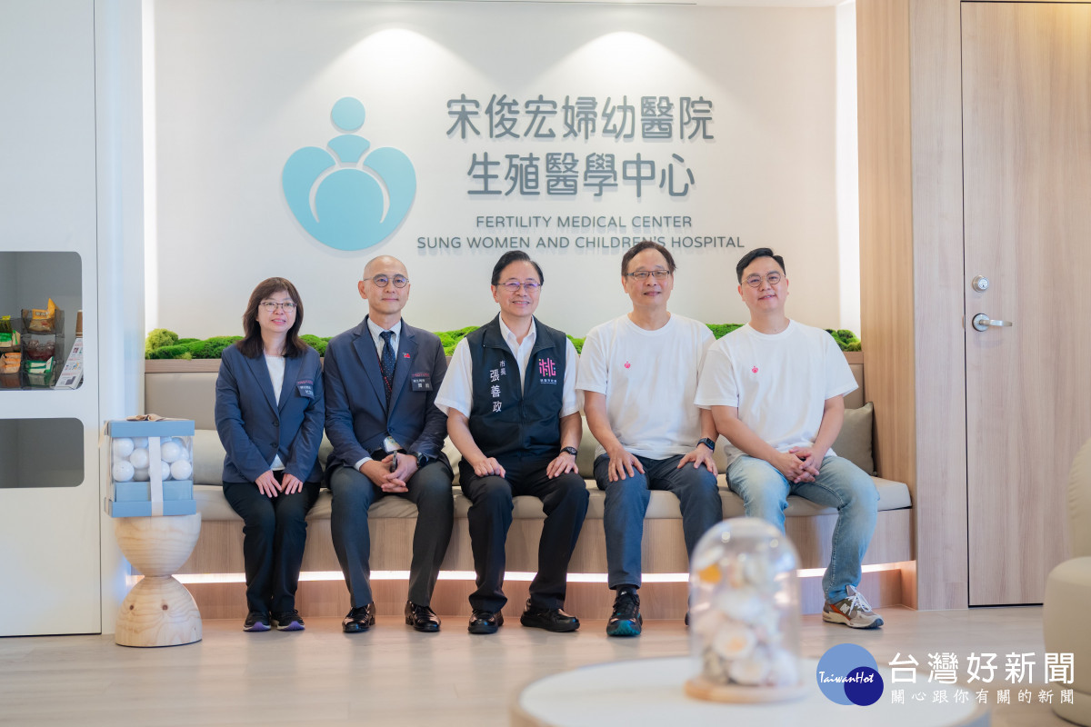 張市長與貴賓合影。