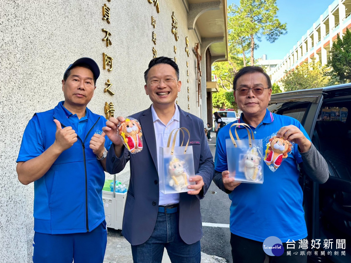 副市長蘇俊賓與振聲畢業校友合影。