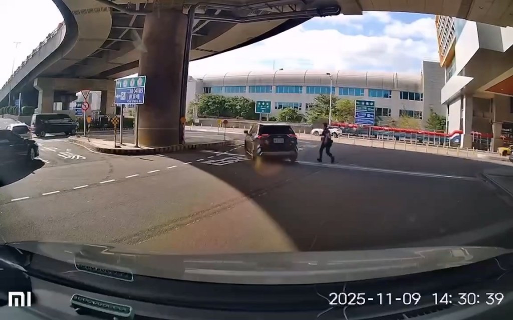 影/機場警差點被撞!r牌車載乘客「尾門還沒關」 見攔車猛踩油門加速逃