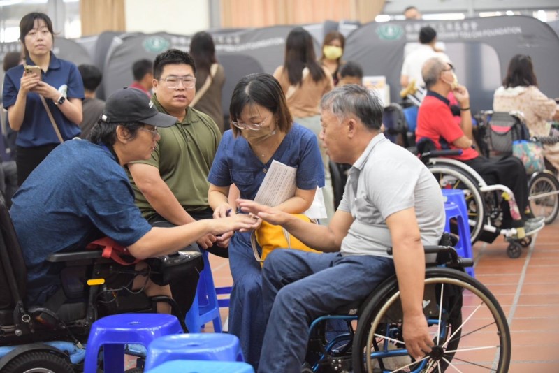 可能是一或多人和速克達的圖像