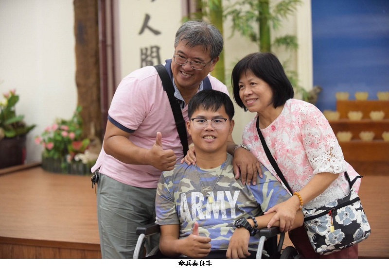 可能是小孩、微笑和顯示的文字是「人 閃 TRMY 傘兵素良丰」的圖像