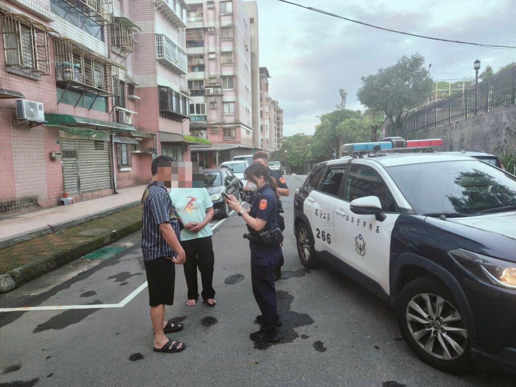 花蓮老翁北上奔喪走失 基警暖心協助返家 32 1762675747460