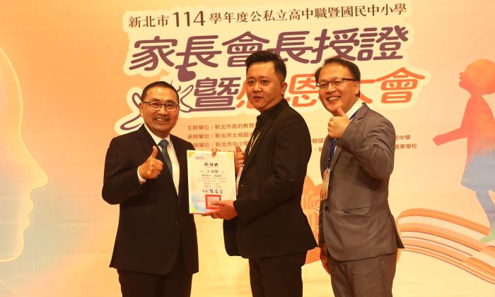 新北家長會長授證 首創「幸福親子守候讚」AI機器人登場 27 《圖說》三民高中家長會長王羽傑則以技職專長免費清洗校園冷氣、分享職涯經驗,鼓勵孩子「技。〈教育局提供〉