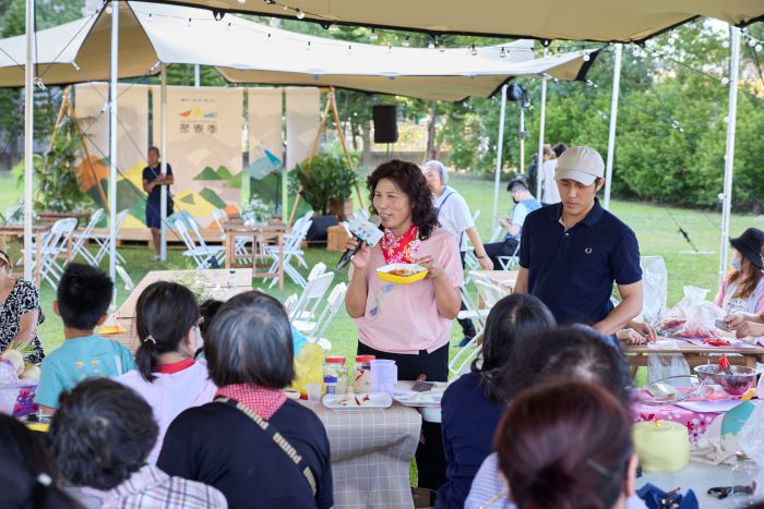 《圖說》辦理醃漬客家糖醋蘿蔔，並與鶯歌陶瓷博物館聯名梅甕醃漬。〈客家局提供〉